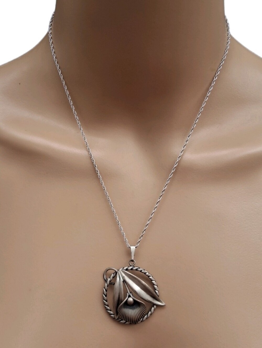 Vintage Van Dell Sterling Silver Floral Calla Lily Circle Pendant Necklace 925